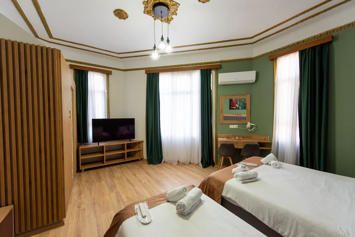 Triple Room — interior 1