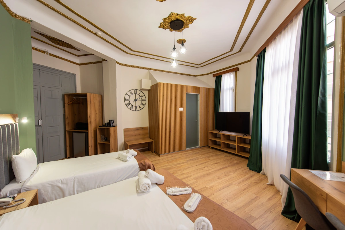 Triple Room — interior 3